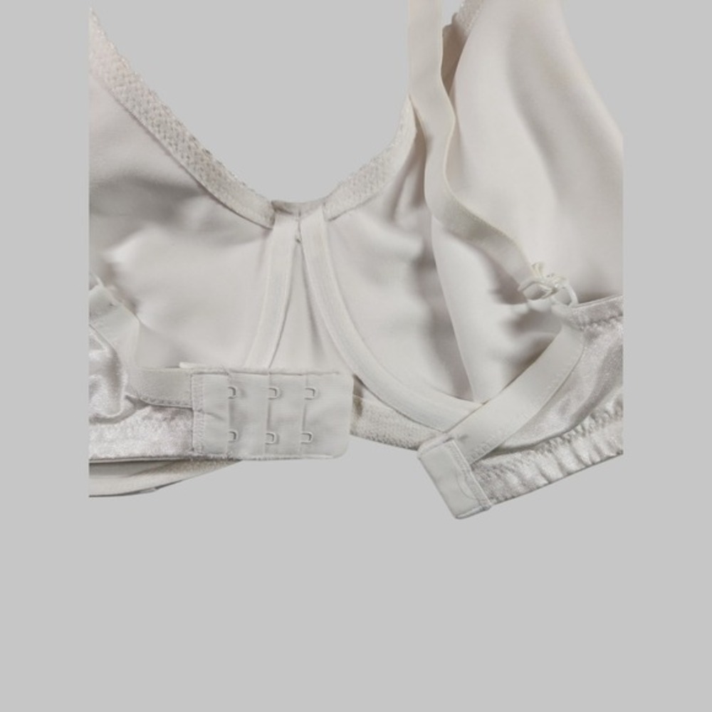 Exquisite Form Fully Full-Front Coverage Back Closure, 40C White - Picture 3 of 5